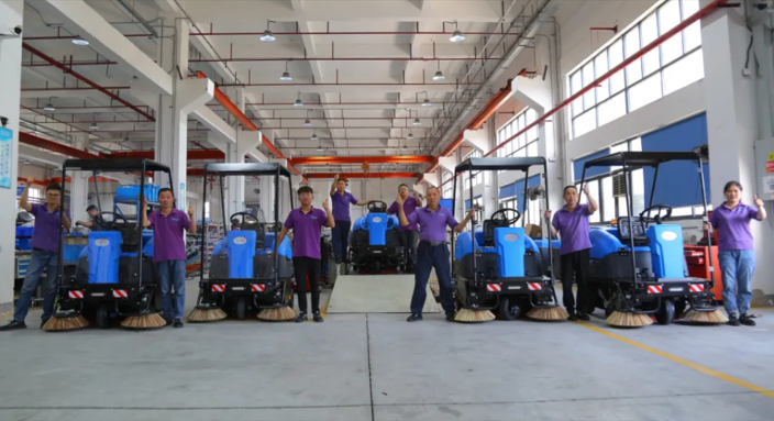 整裝待發(fā)！首批容恩新品掃地車R1450下線...
