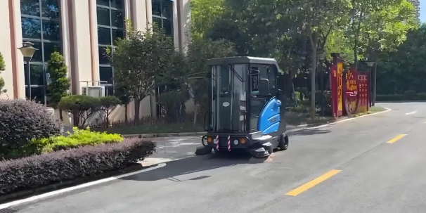 迎接夏天，容恩掃地車助您戶外清涼作業(yè)