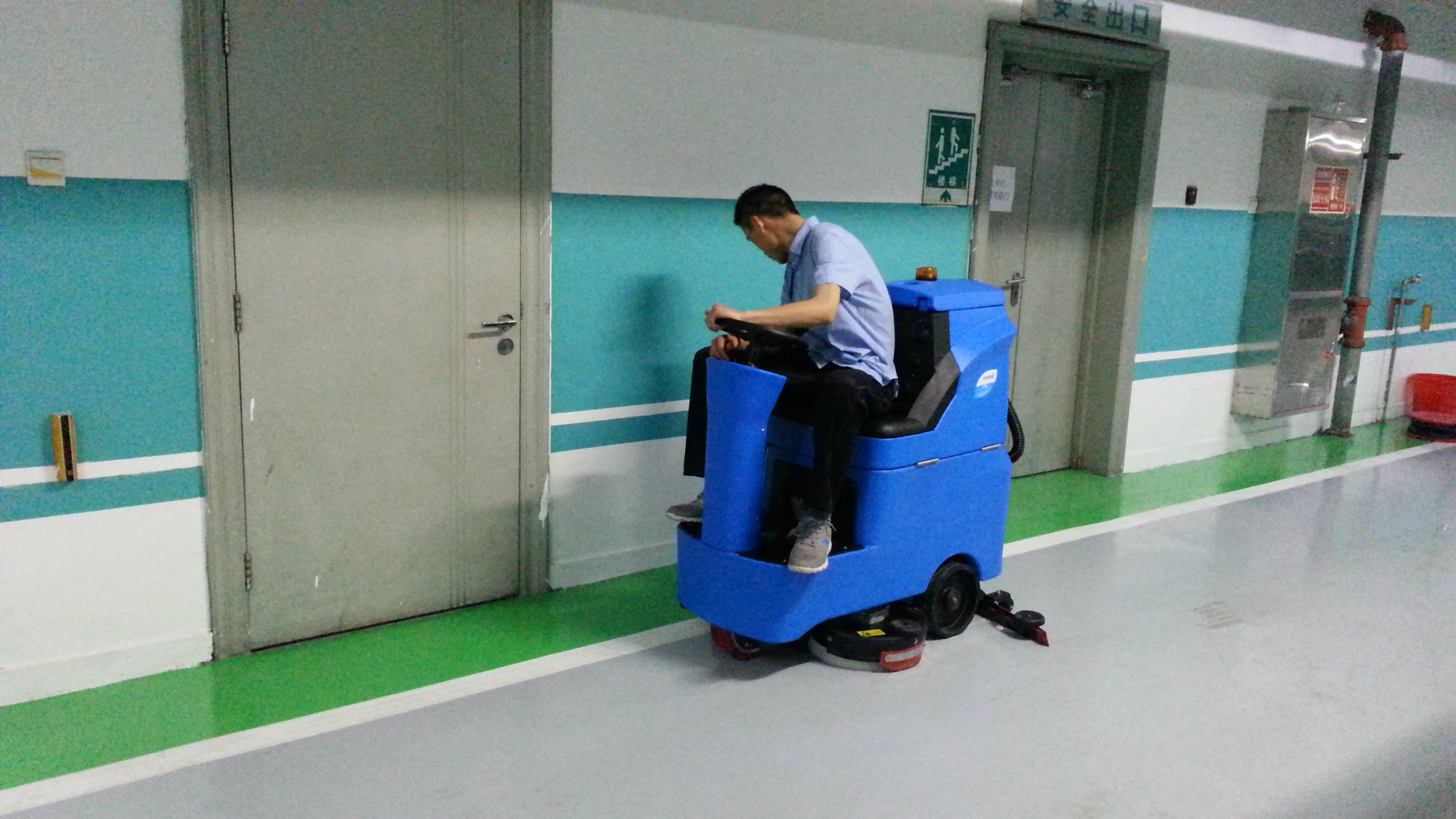 駕駛式洗地機重點做好四個方面,洗地更事半功倍