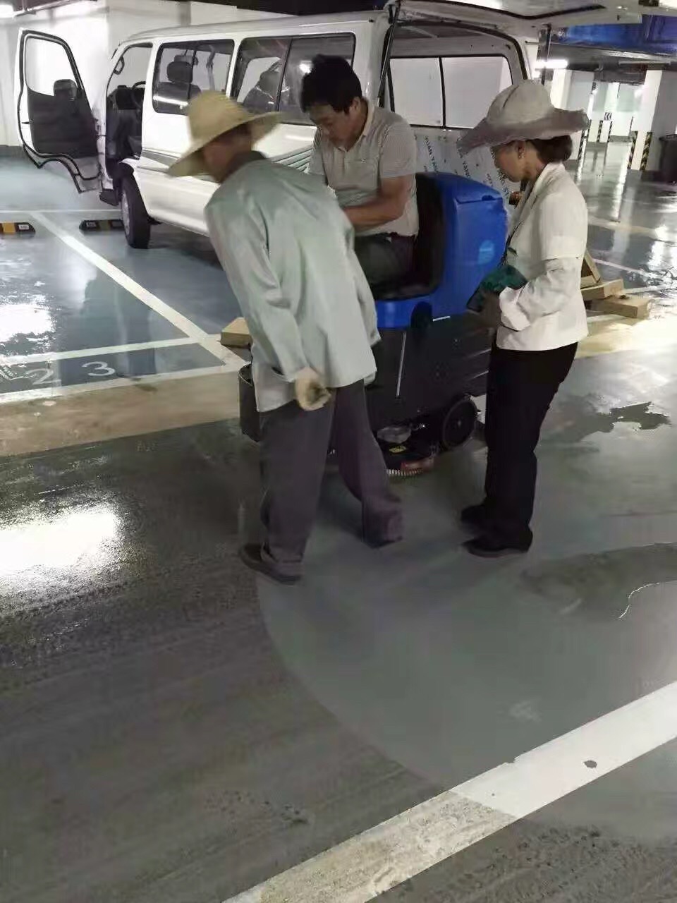 地下停車(chē)場(chǎng)地面油污清潔為什么要用駕駛式洗地機(jī)？