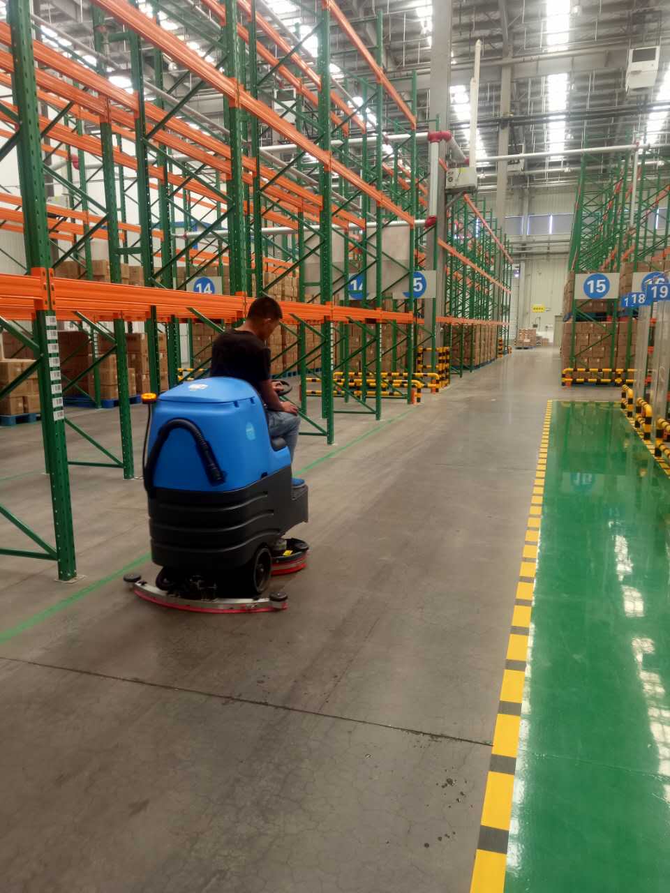 類(lèi)似于工廠、超市等大面積地面做保潔用容恩洗地機(jī)不僅減輕勞動(dòng)還可以節(jié)約成本