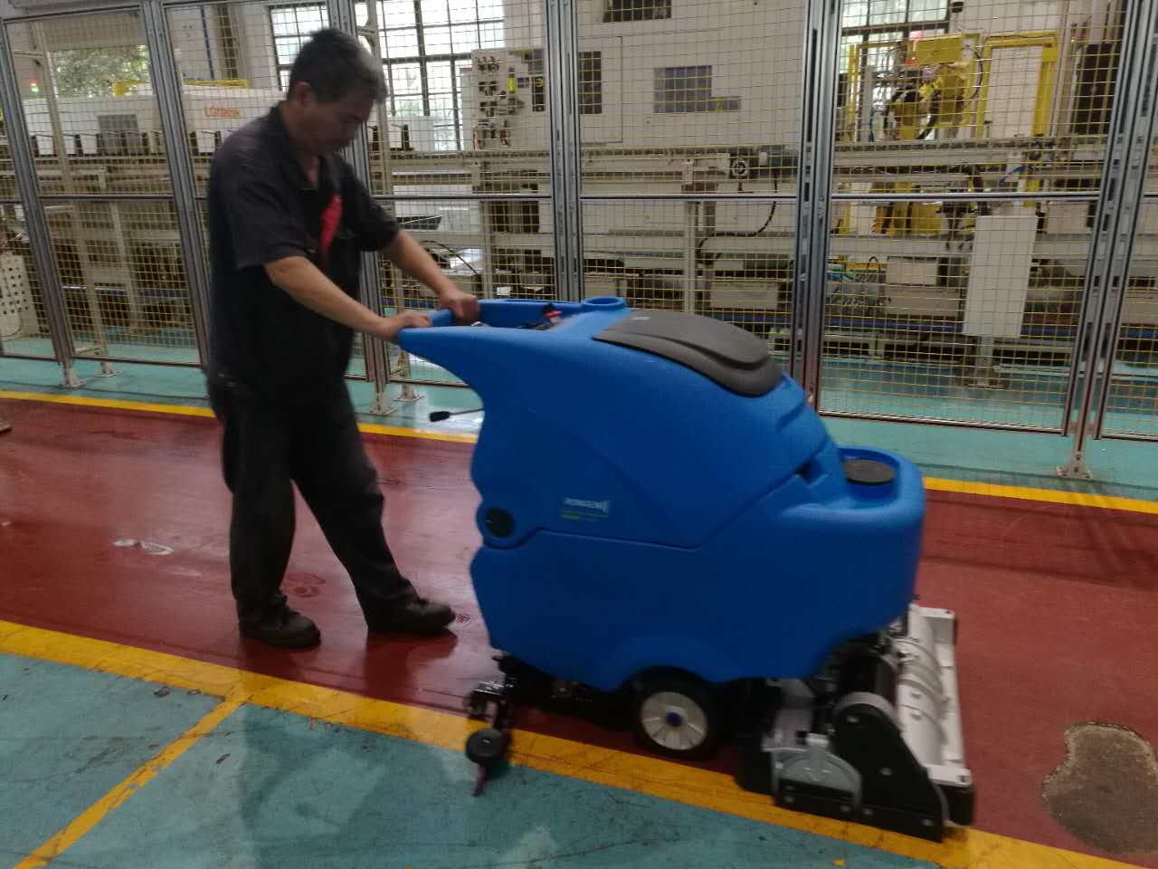 下雨天，酒店大堂地面快速清潔就用手推式洗地機(jī)