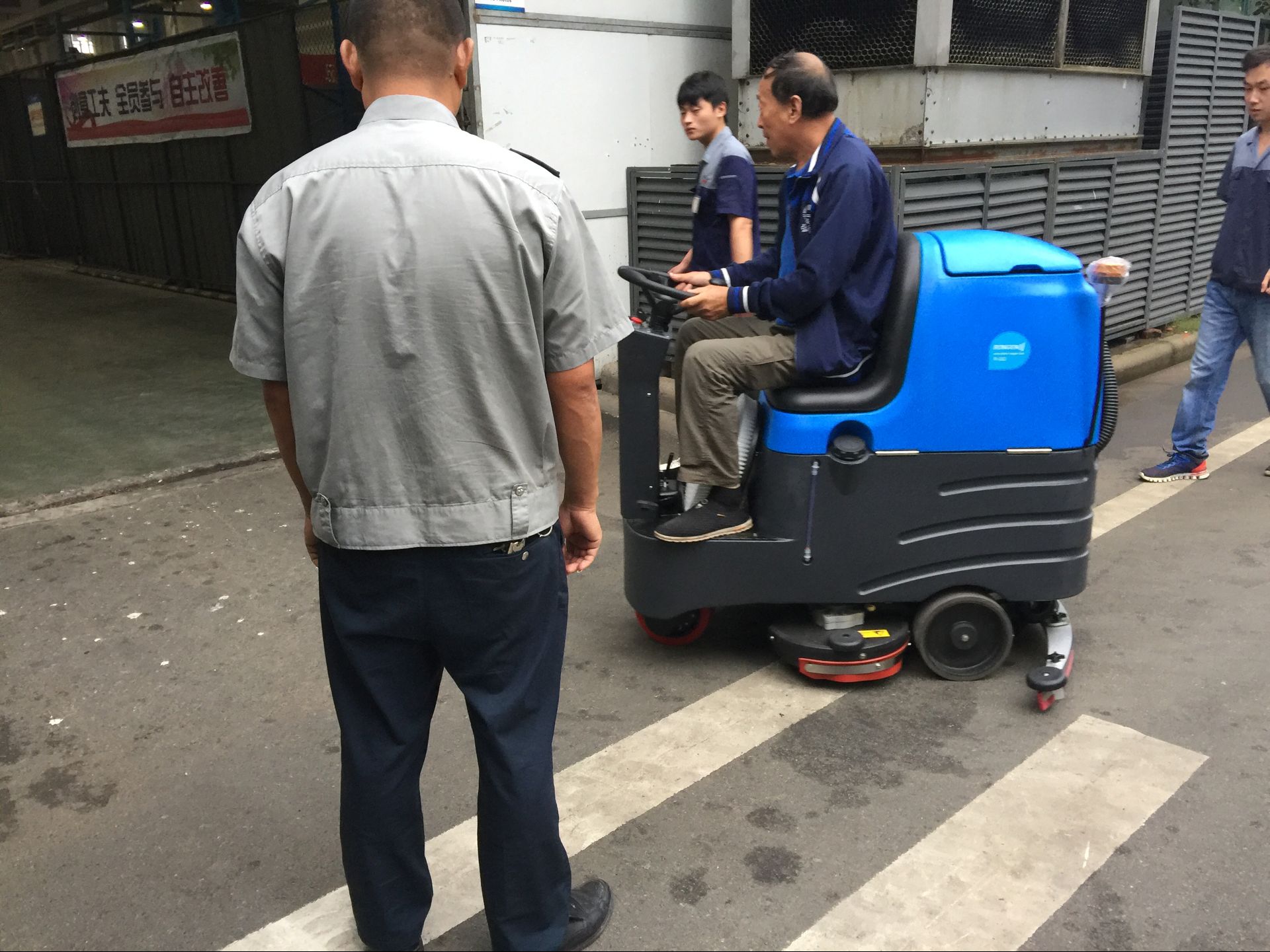 全自動(dòng)洗地機(jī)常見故障及解決辦法