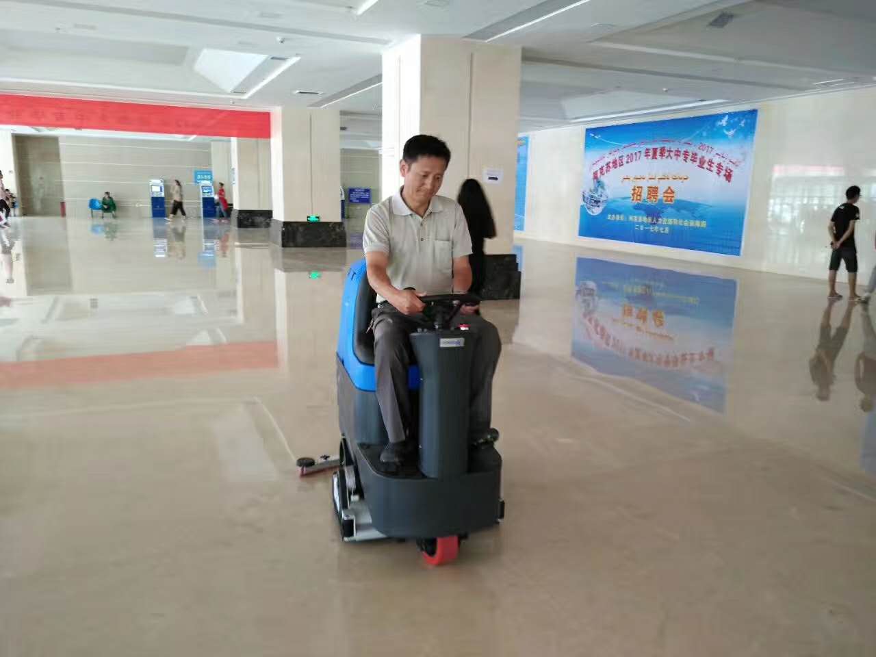 容恩駕駛式洗地機(jī)開(kāi)啟開(kāi)車(chē)做保潔的新里程