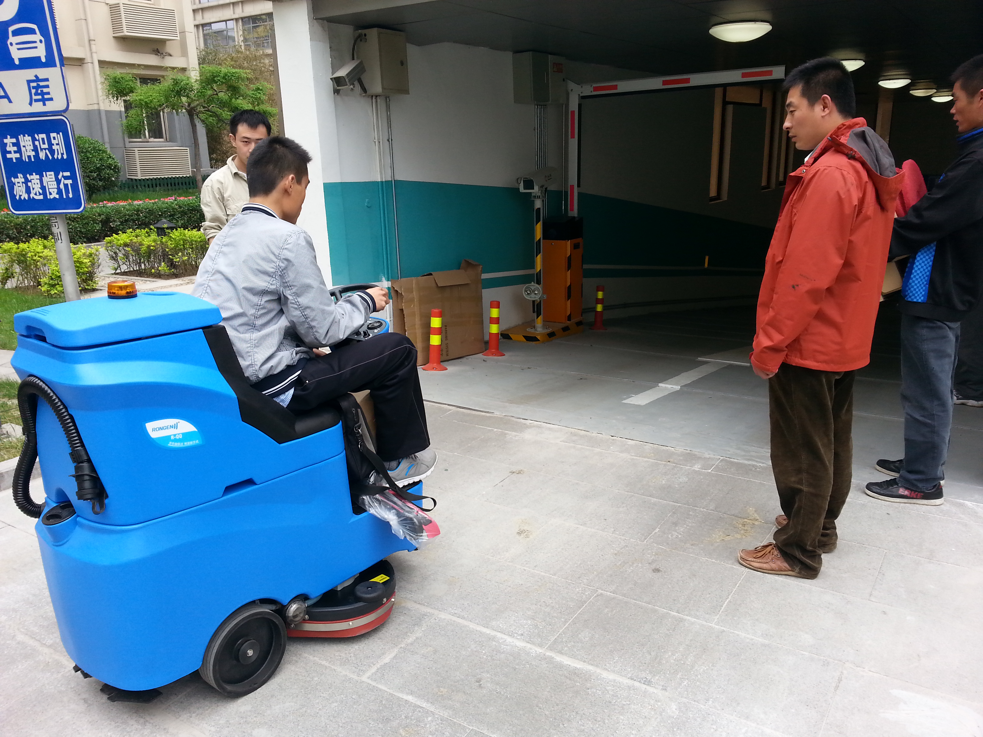 大型地下停車場用什么洗地機比較好？