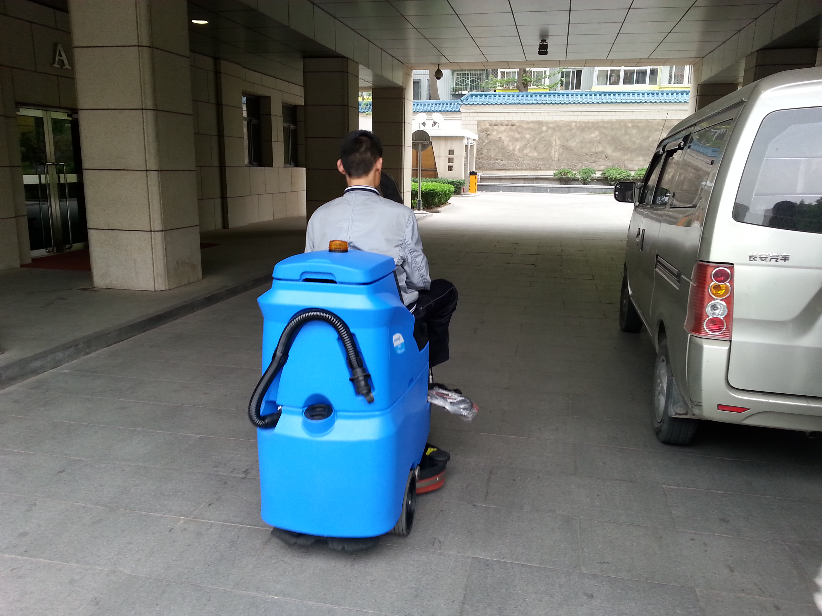 水泥、環(huán)氧等粗糙地面油污該怎么處理？能用洗地機保潔嗎？