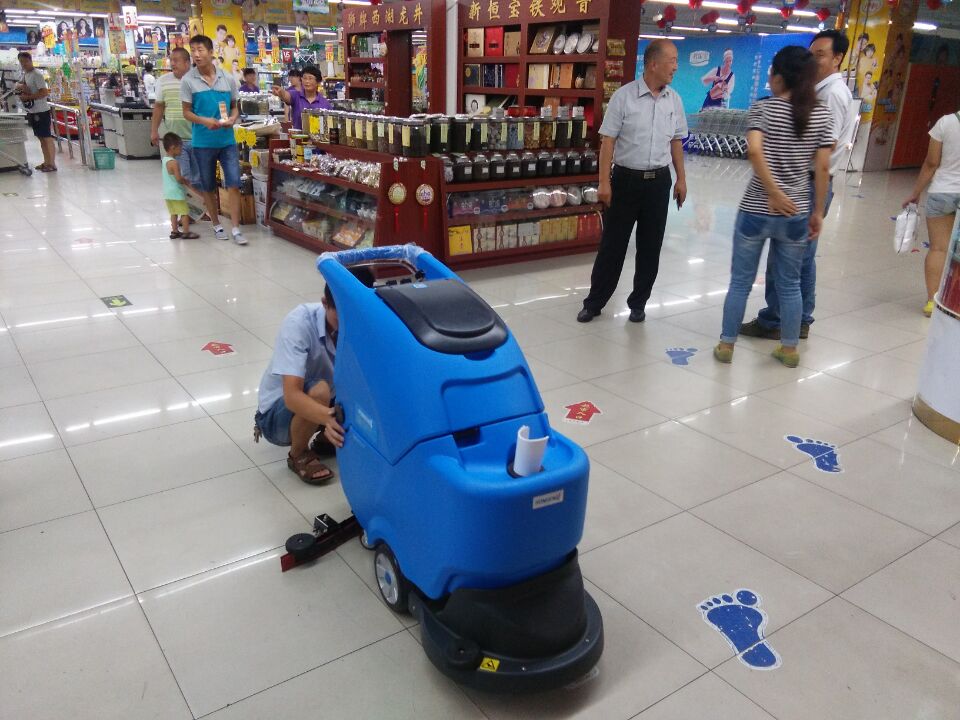 全自動洗地機清潔效率、可操作性、綠色環(huán)保、安全性不可忽視