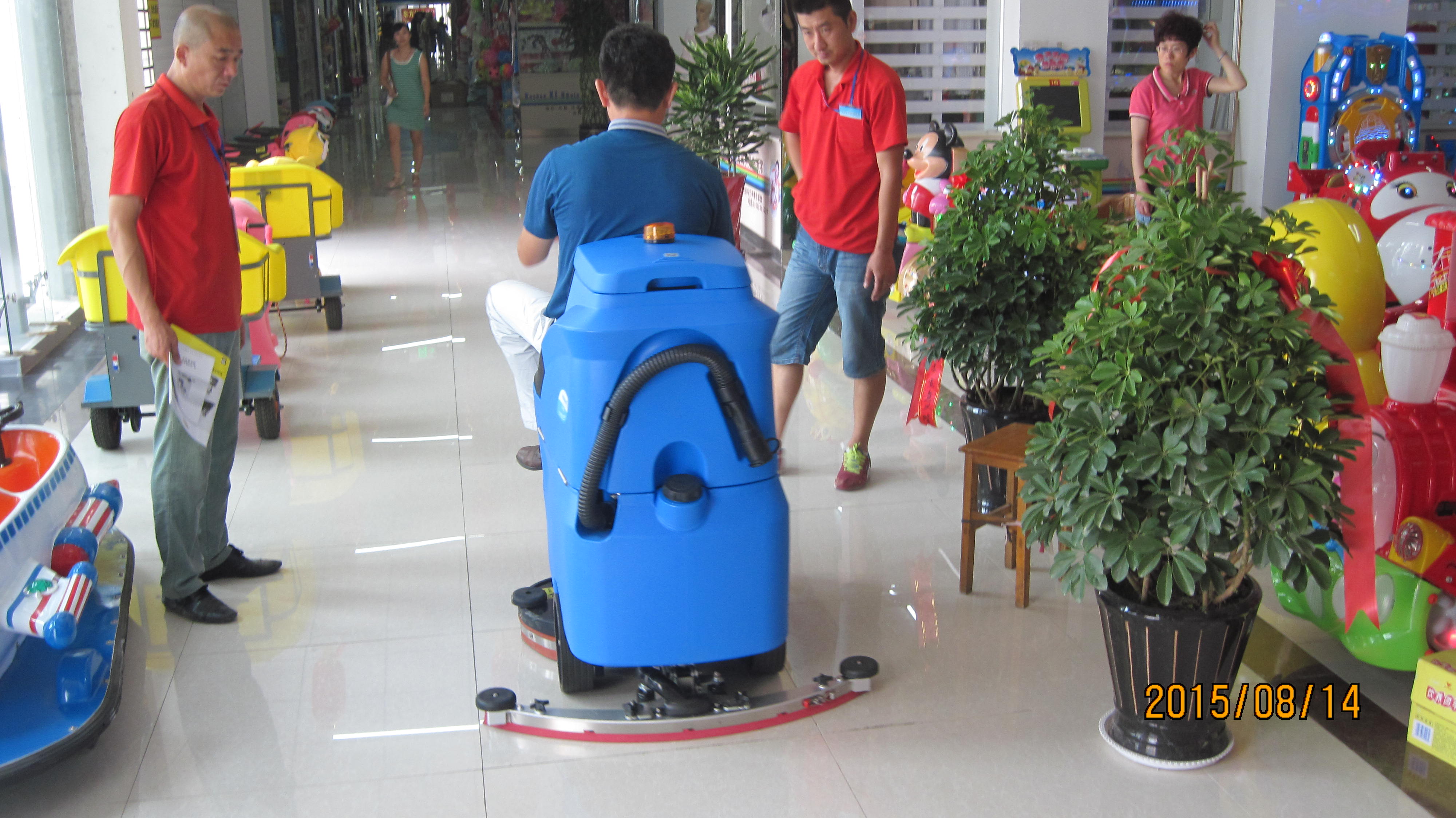 像一些大型商場(chǎng)地面怎么做清洗才好？