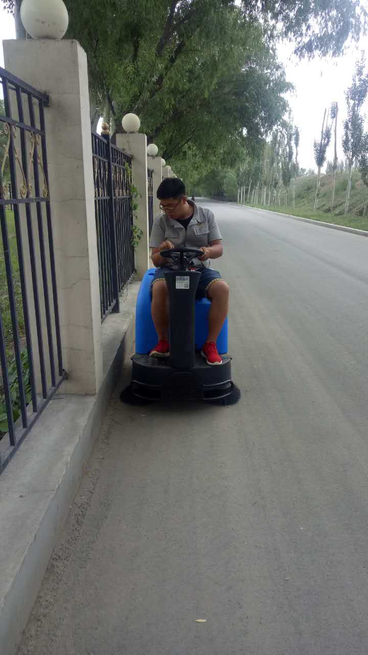 電動(dòng)手推清掃車該怎樣做日常維護(hù)？