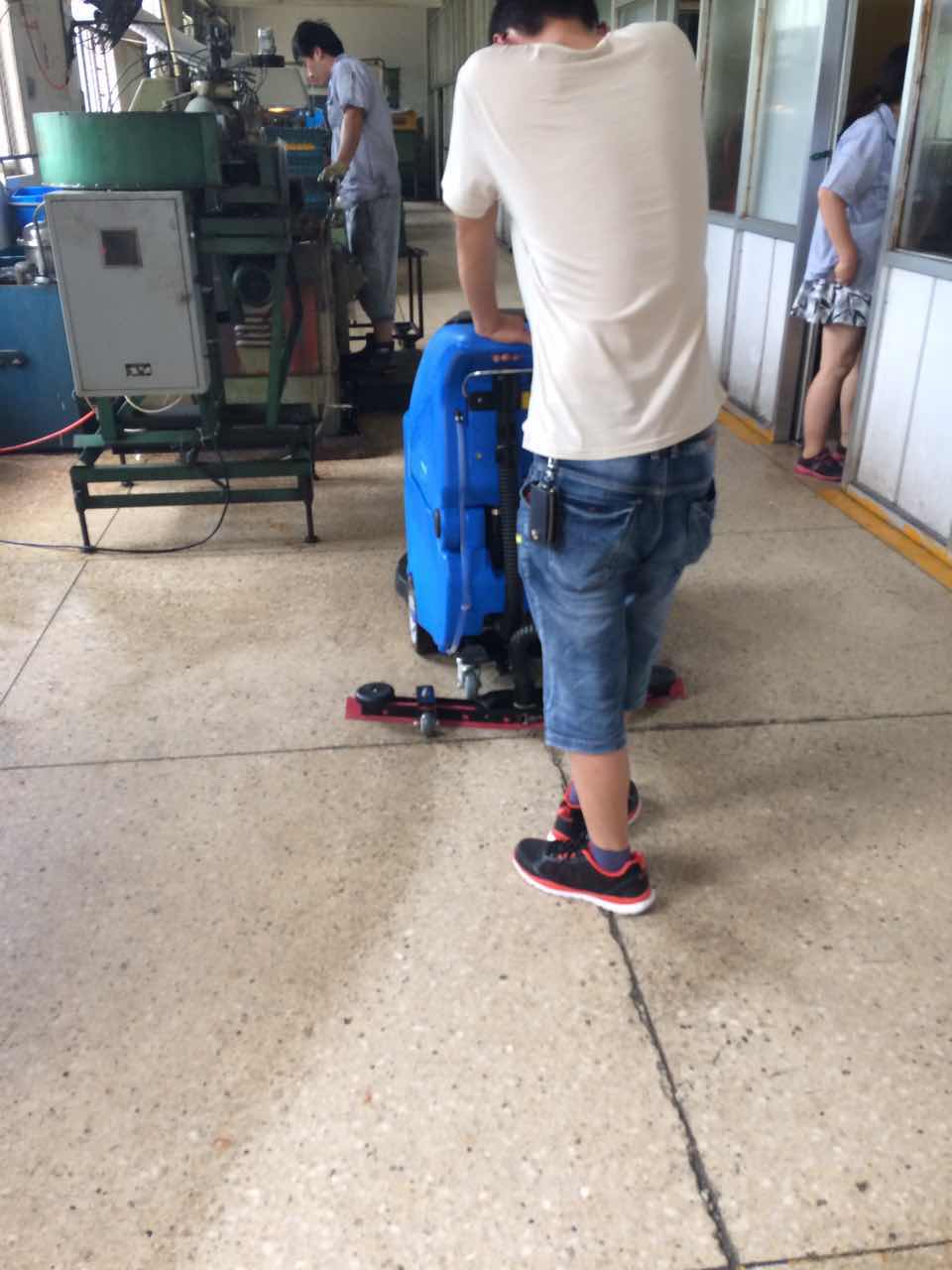 全自動(dòng)洗地機(jī)這個(gè)行業(yè)都在用，你還不趕緊采購？