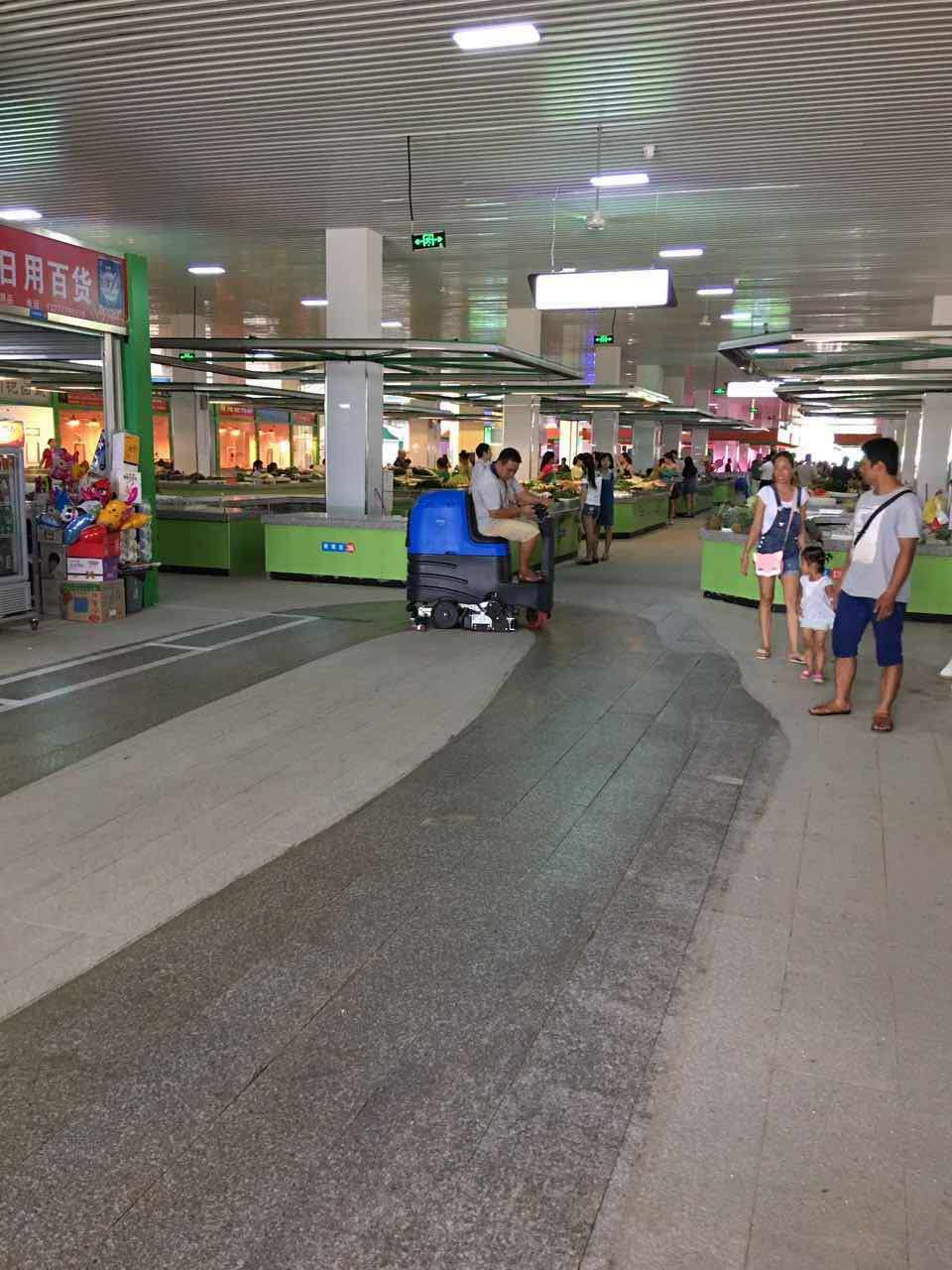 駕駛式洗地機(jī)的電瓶多長(zhǎng)時(shí)間更換一次，大約多少錢(qián)？