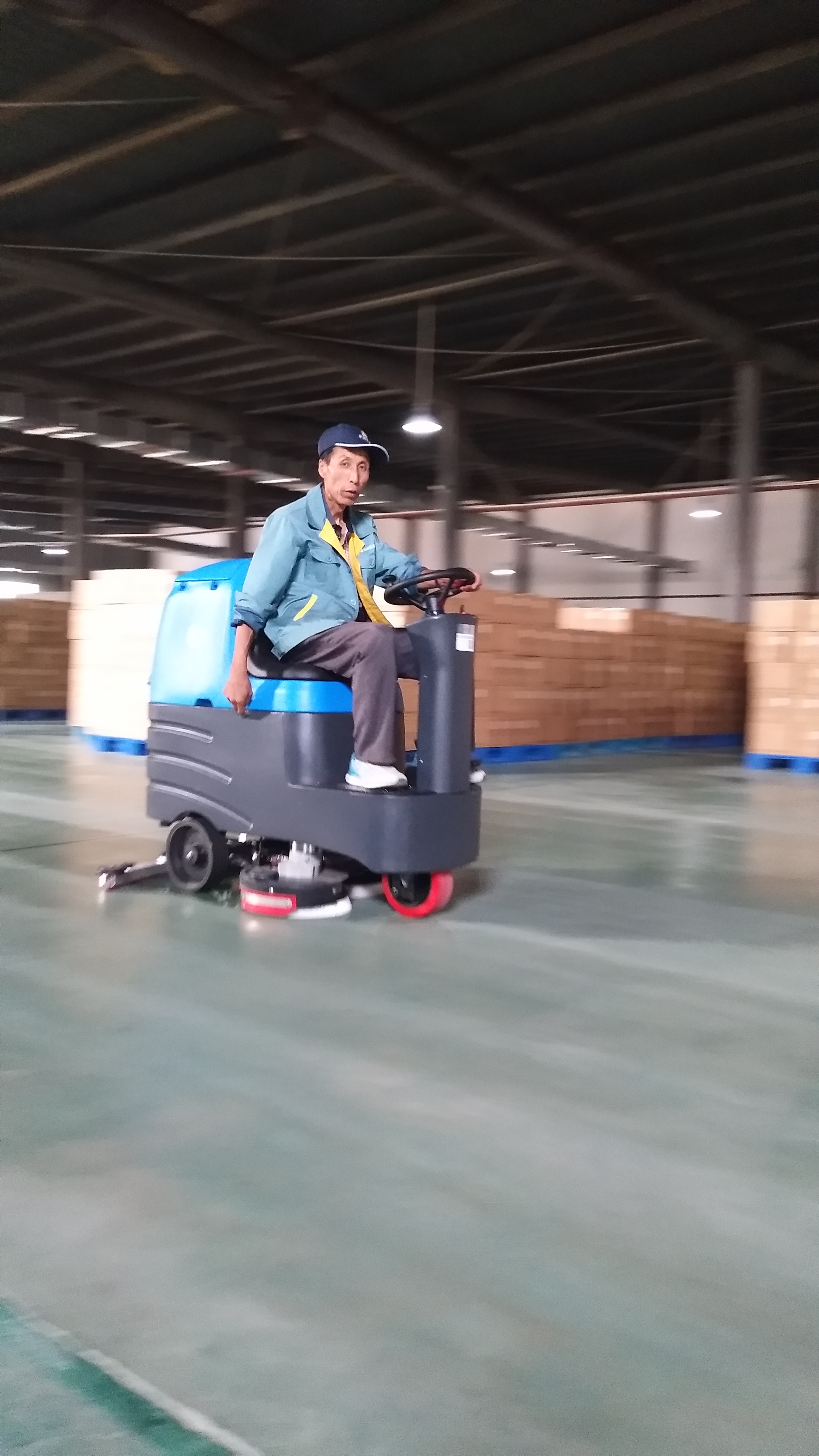 選擇容恩的洗地機(jī)租賃有什么好處？