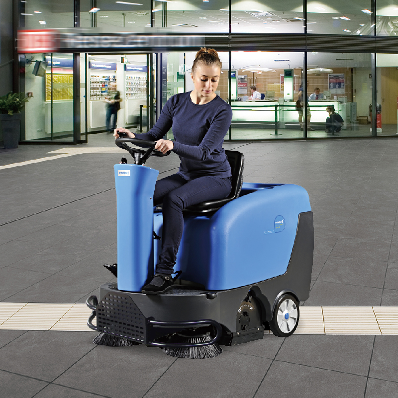 電動(dòng)駕駛式掃地車，節(jié)能環(huán)保，讓你不得不愛(ài)
