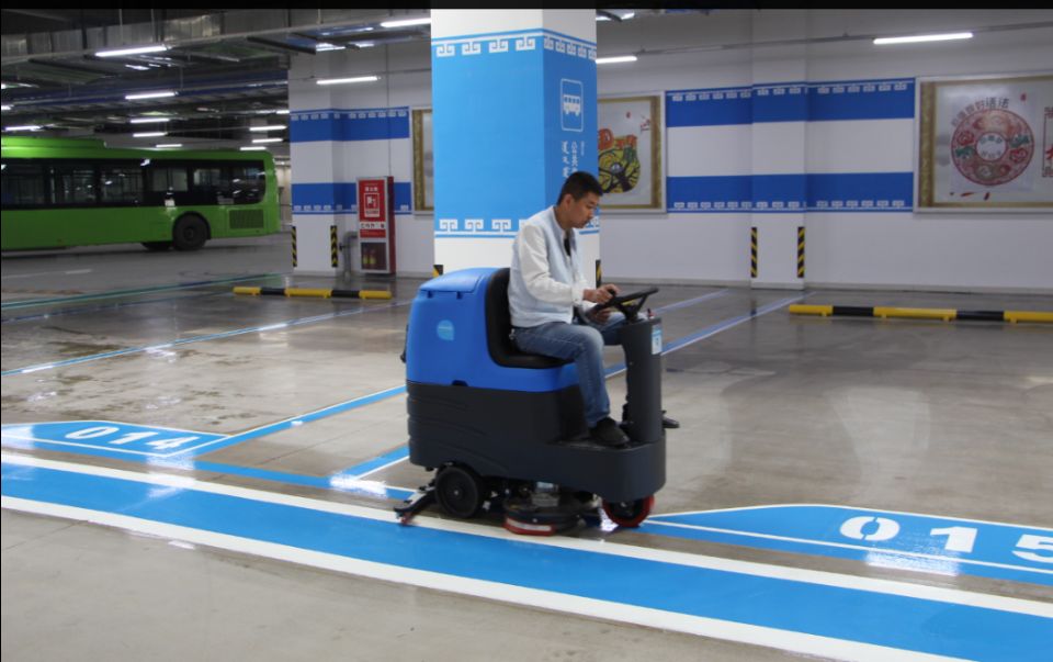 如何正確操作使用洗地機(jī)？