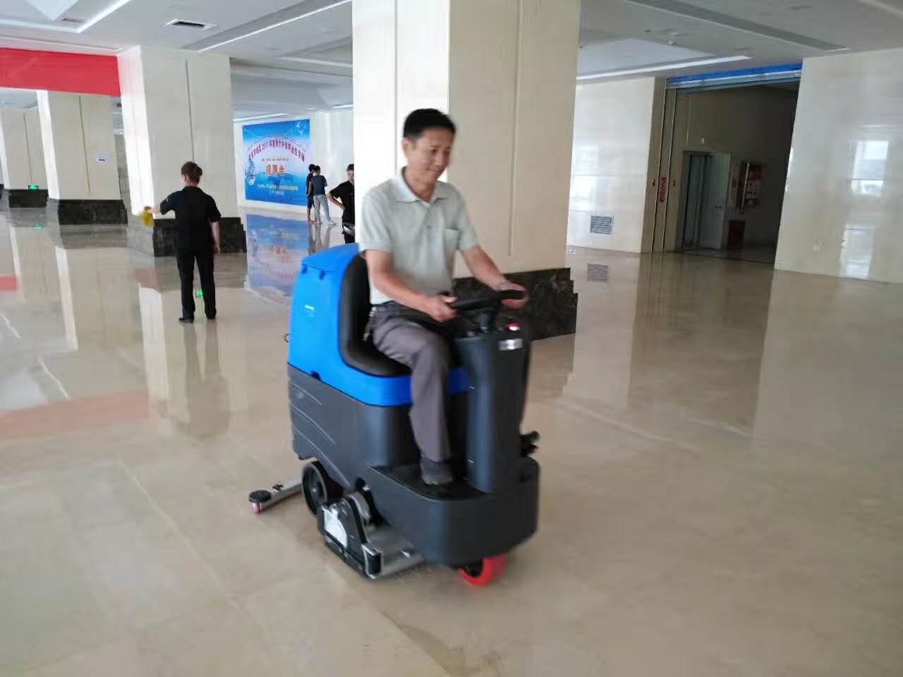 商場地面清洗為什么要選用洗地機？