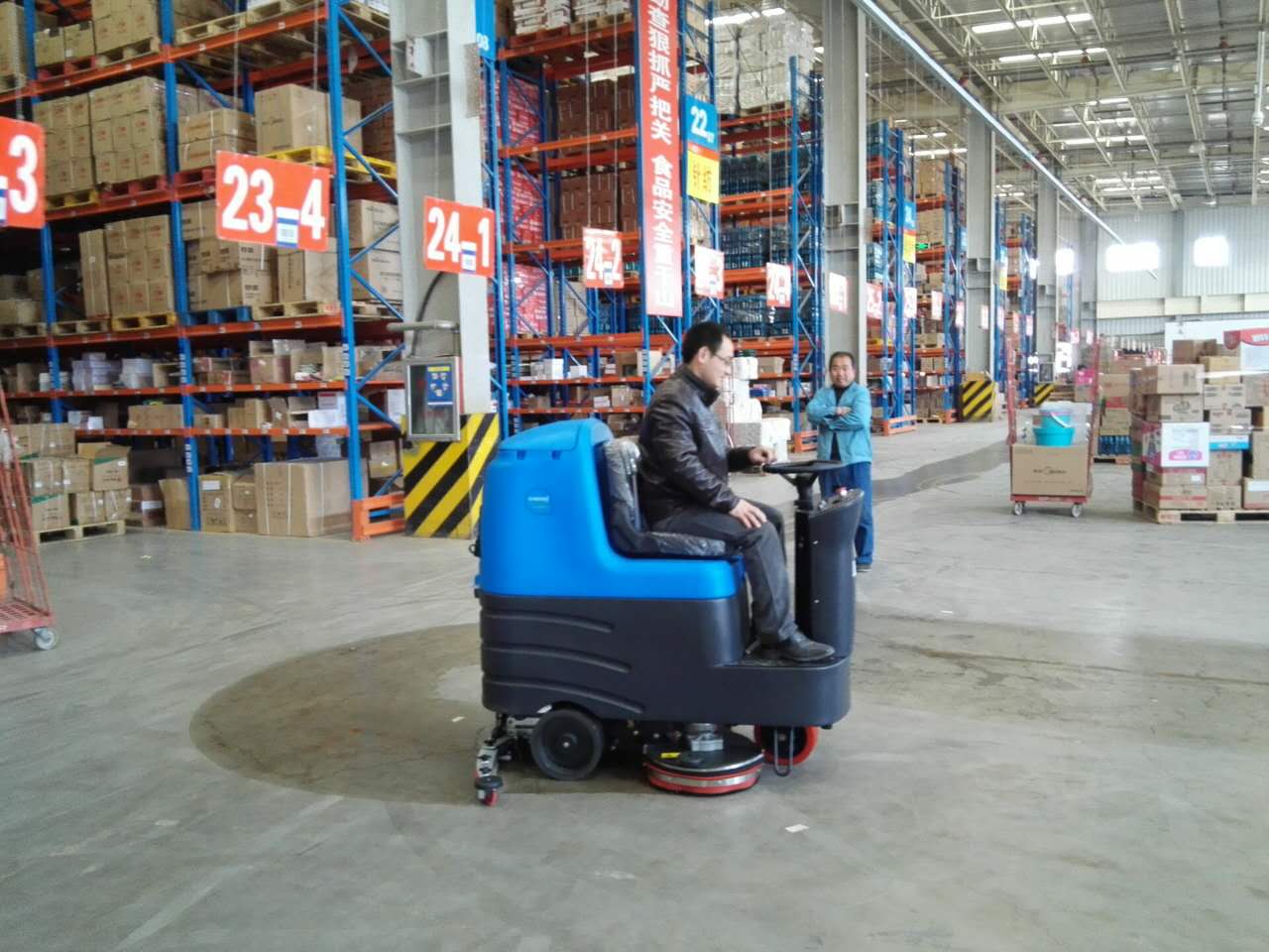 初次使用駕駛式洗地機應(yīng)怎么做？