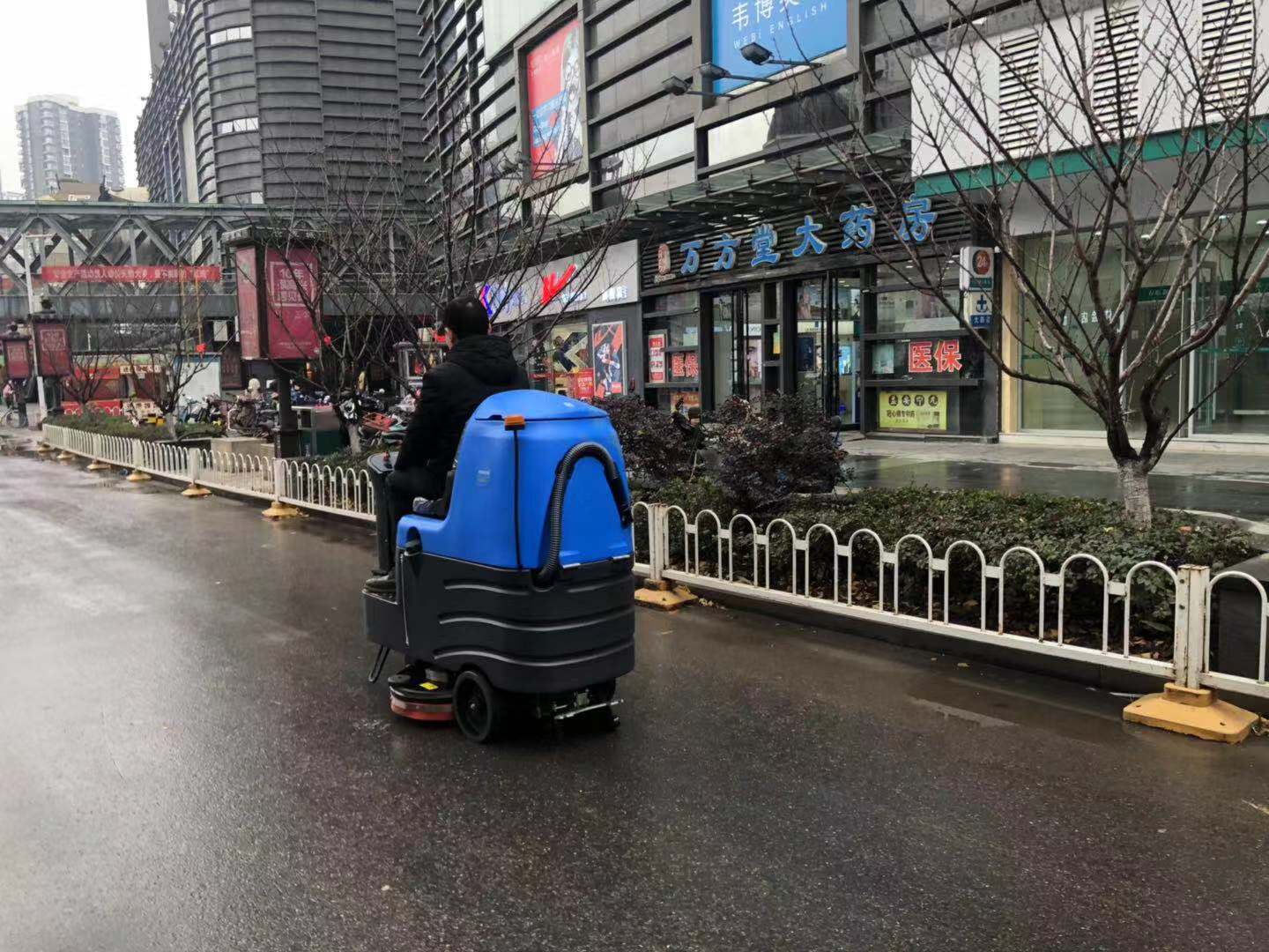 容恩駕駛式洗地車——環(huán)衛(wèi)工人的守護(hù)神！