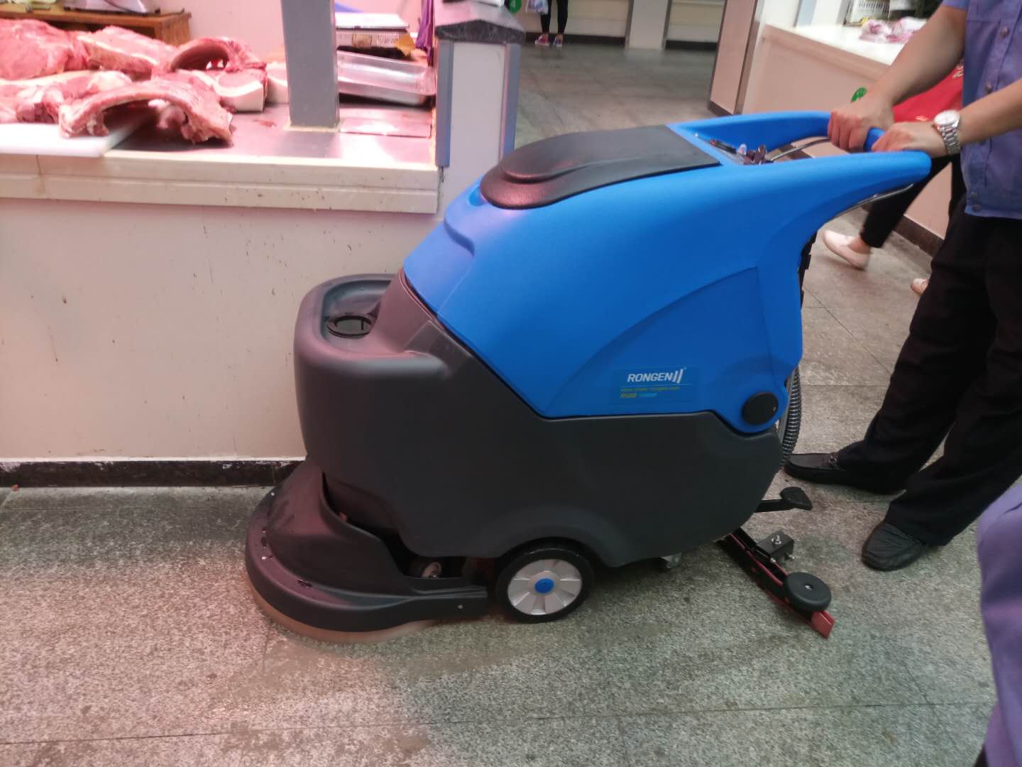 如何選擇適合自己的洗地機(jī)？