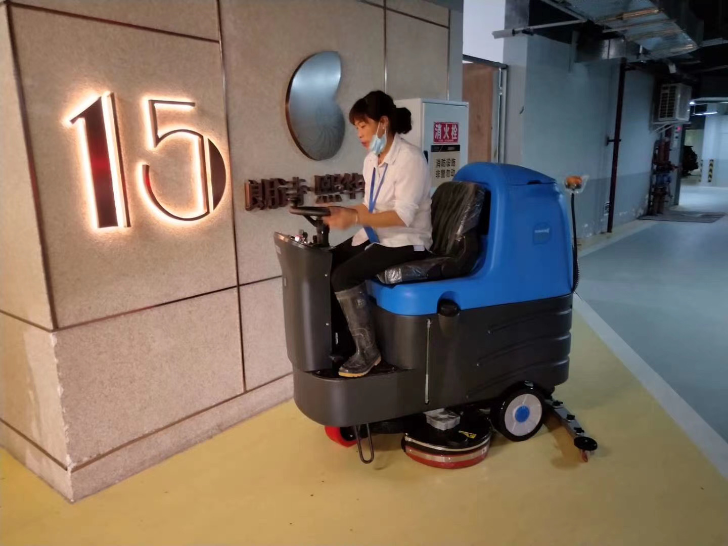 洗地車新機(jī)器使用前的常規(guī)檢查