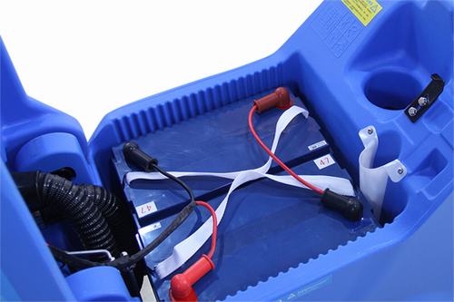 真確區(qū)分駕駛式洗地機和手推式洗地機。