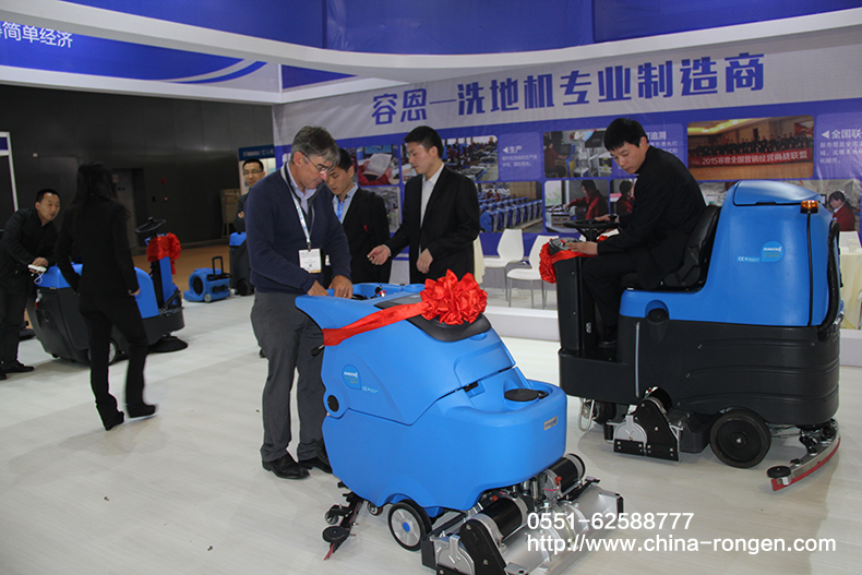 滾刷擦地機(jī)集合洗掃功能，潔凈無比