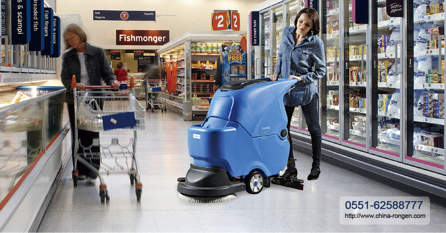 洗地機(jī)洗刷吸干過的地面，潔凈如新