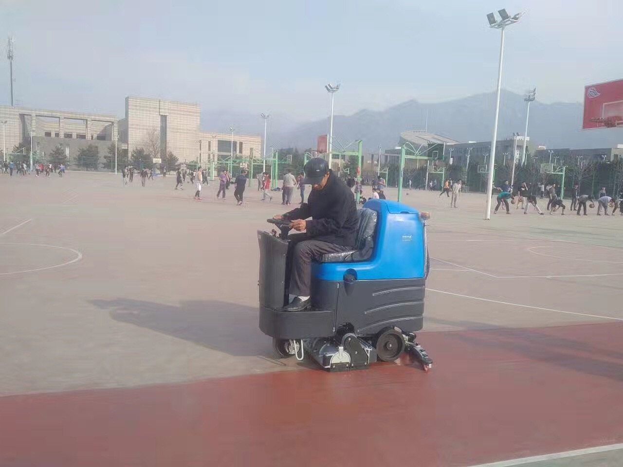 手推式與駕駛式洗地機(jī)有區(qū)別嗎？