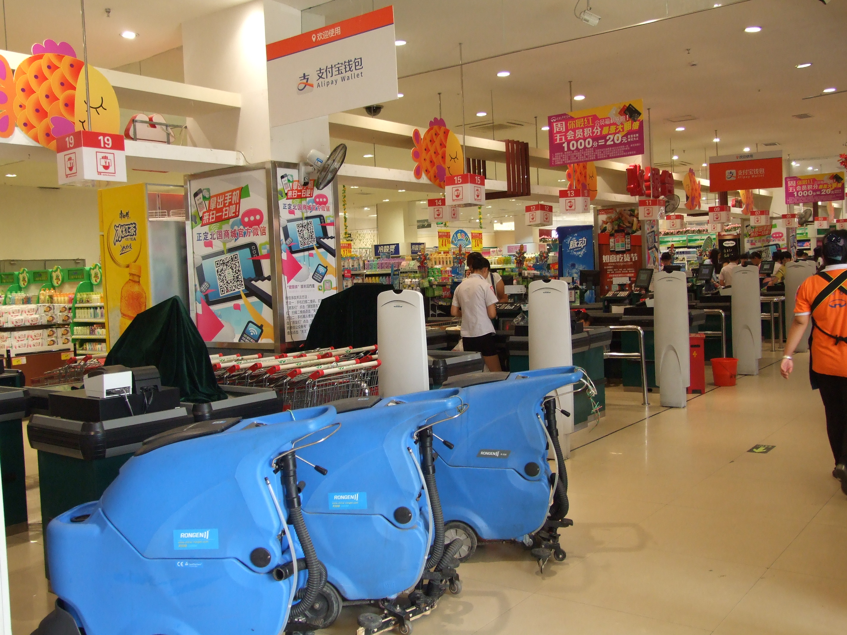 容恩“小會計”幫你算算使用洗地機(jī)保潔到底劃不劃算?