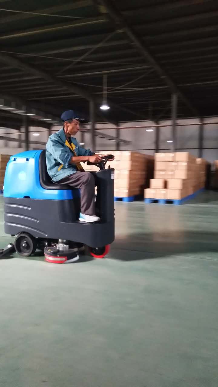 停車(chē)場(chǎng)、地下車(chē)庫(kù)清洗就選容恩駕駛式全自動(dòng)洗地機(jī)