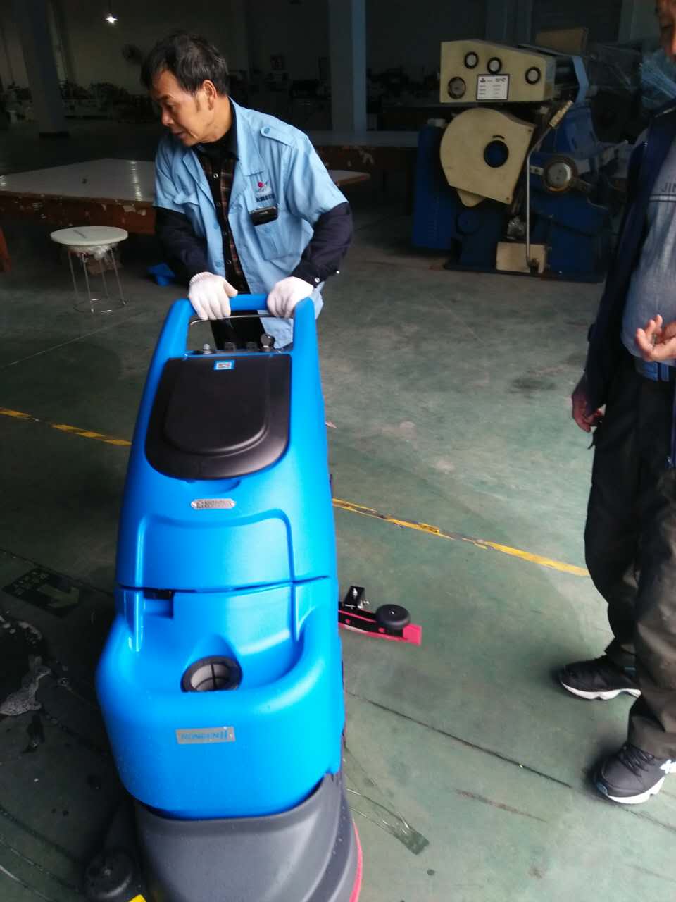 多功能洗地機(jī)成汽車配件廠清潔標(biāo)配